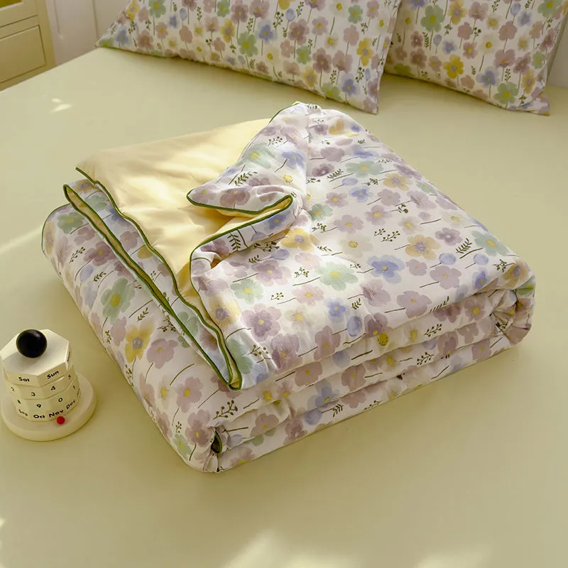 Class A washed cotton double-layer yarn soybean fiber summer quilt with blossom pattern on a light background