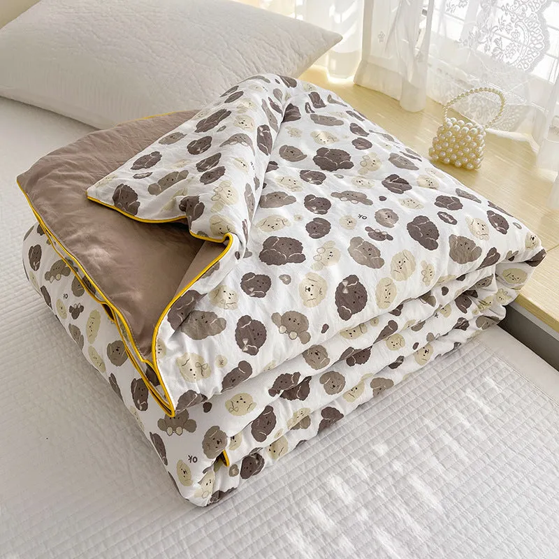 Class A washed cotton double-layer yarn soybean fiber summer quilt with blossom pattern on a light background