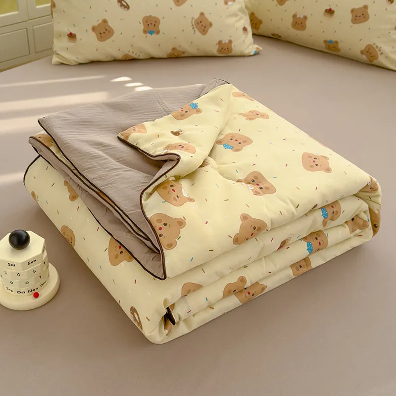 Class A washed cotton double-layer yarn soybean fiber summer quilt with blossom pattern on a light background
