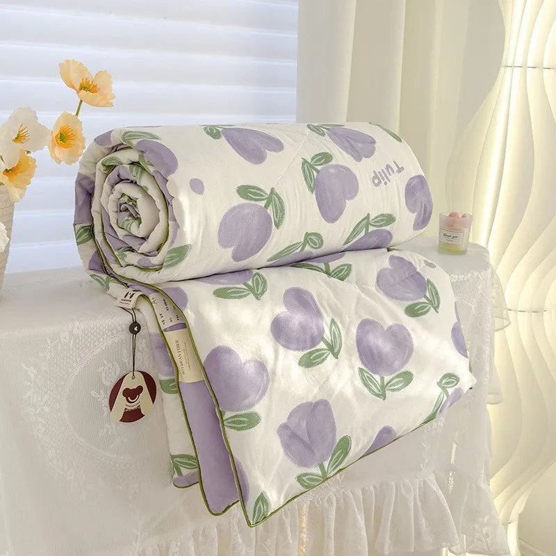 Class A washed cotton double-layer yarn soybean fiber summer quilt with blossom pattern on a light background