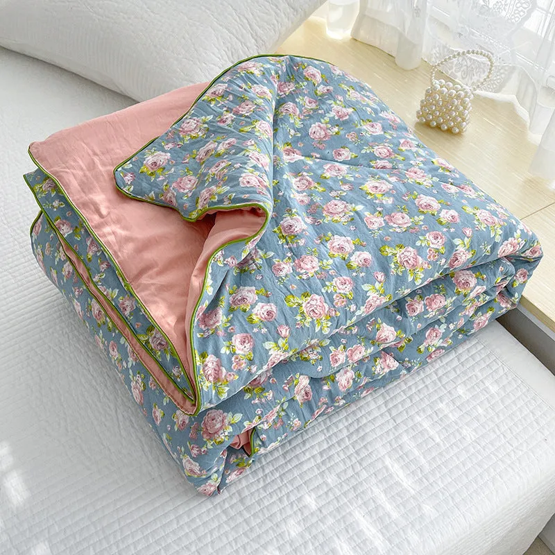 Class A washed cotton double-layer yarn soybean fiber summer quilt with blossom pattern on a light background