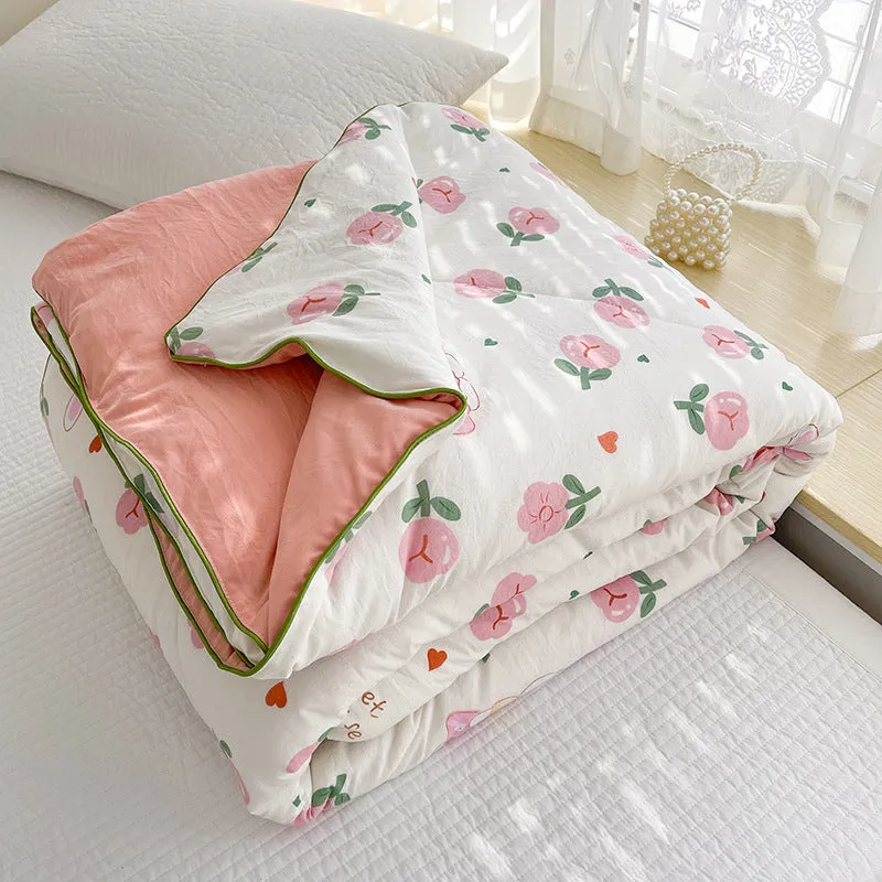 Class A washed cotton double-layer yarn soybean fiber summer quilt with blossom pattern on a light background