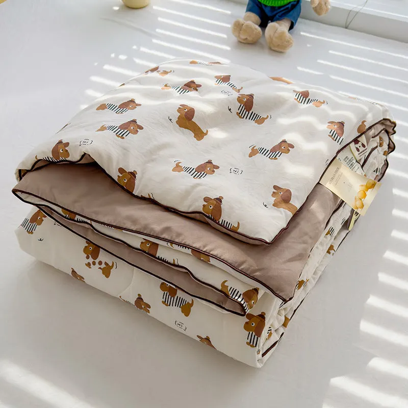 Class A washed cotton double-layer yarn soybean fiber summer quilt with blossom pattern on a light background