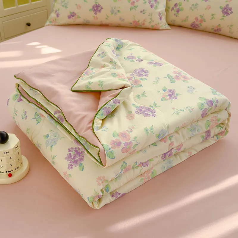 Class A washed cotton double-layer yarn soybean fiber summer quilt with blossom pattern on a light background