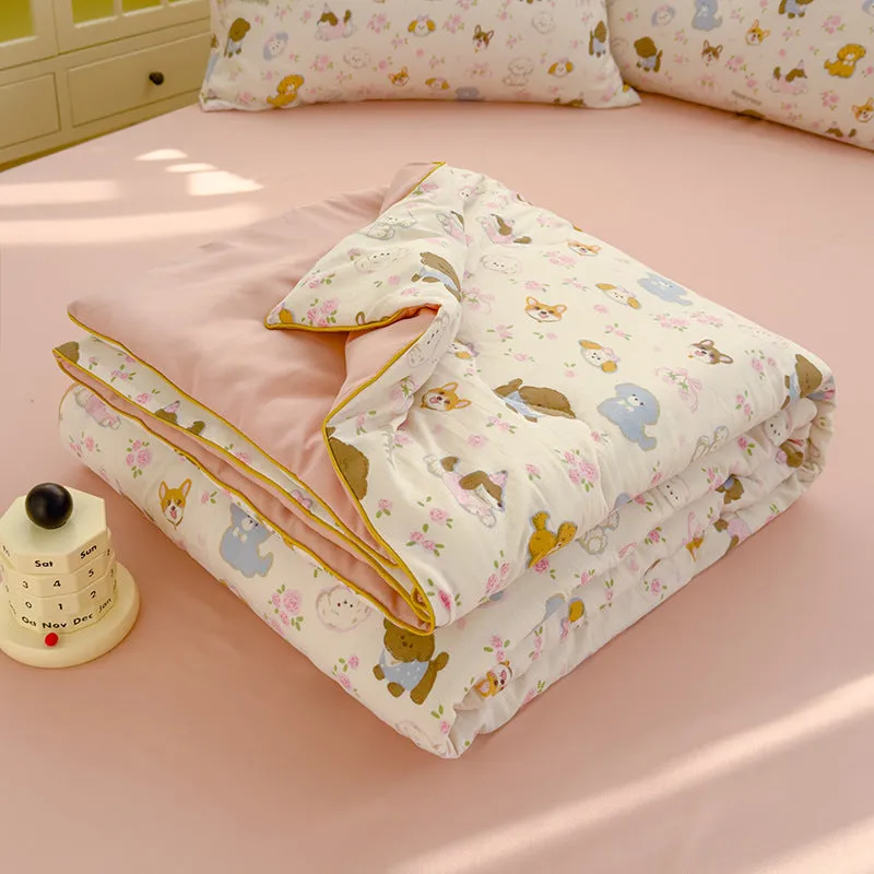 Class A washed cotton double-layer yarn soybean fiber summer quilt with blossom pattern on a light background