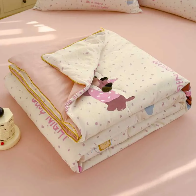 Class A washed cotton double-layer yarn soybean fiber summer quilt with blossom pattern on a light background
