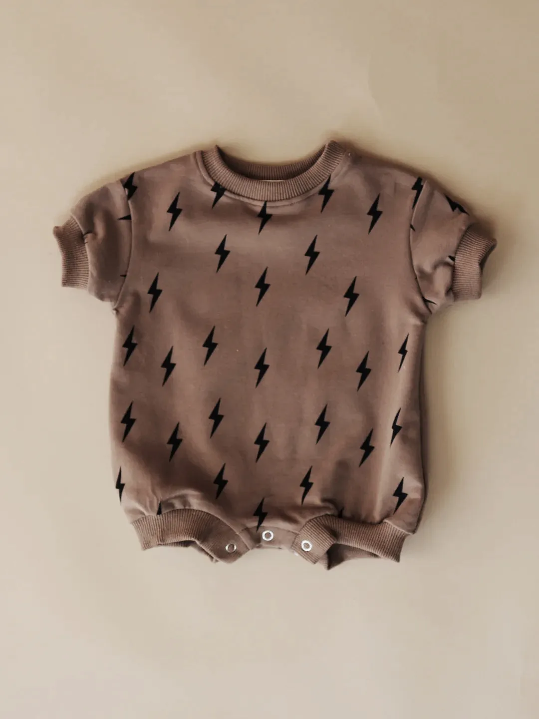 Printed triangle baby romper in cotton wool pull frame fabric with long sleeves and ribbed hem