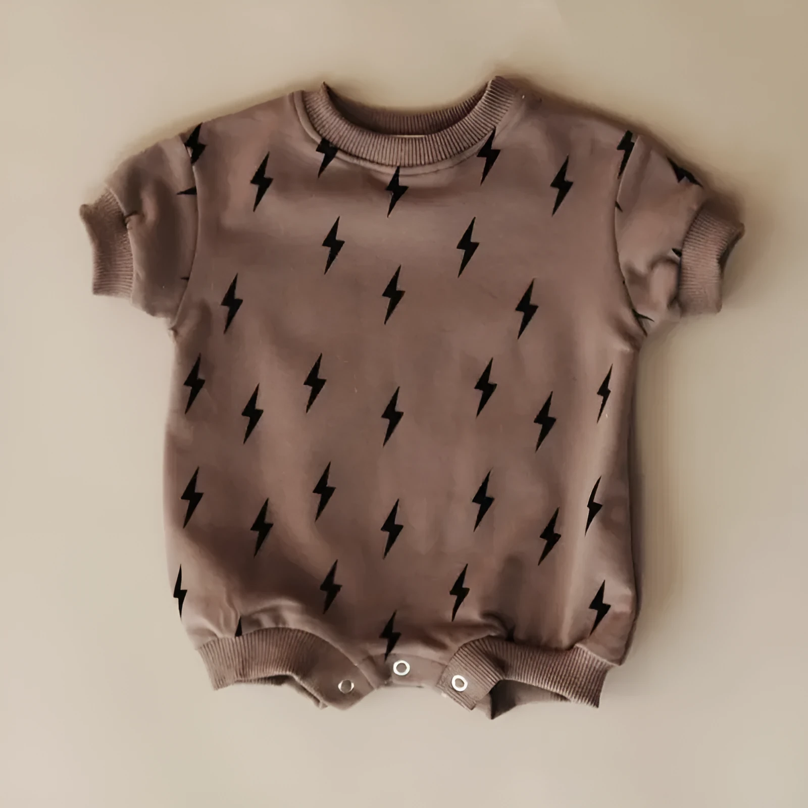 Printed triangle baby romper in cotton wool pull frame fabric with long sleeves and ribbed hem