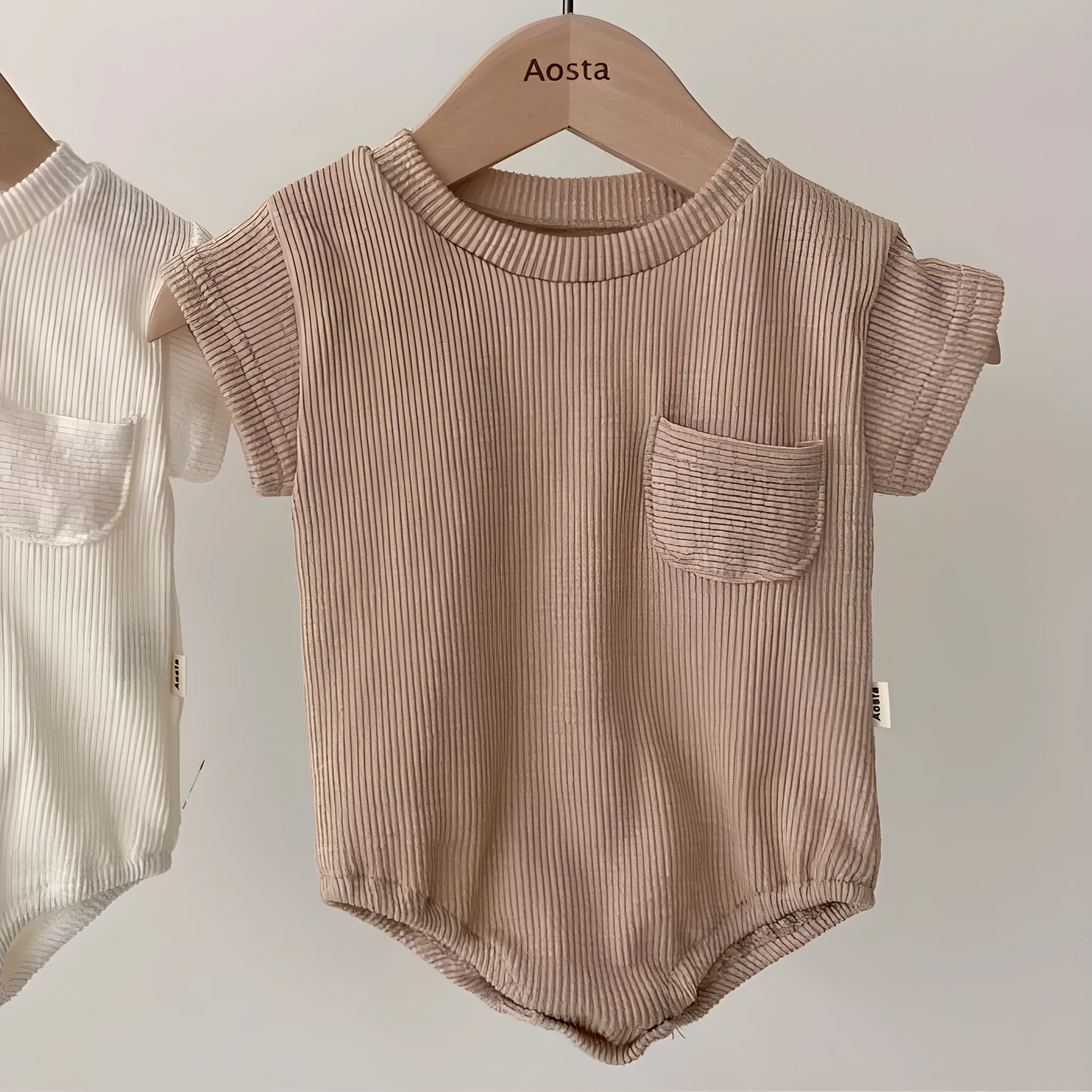 Solid colour cotton baby romper with short sleeves and loose fit for summer, unisex triangle climbing style