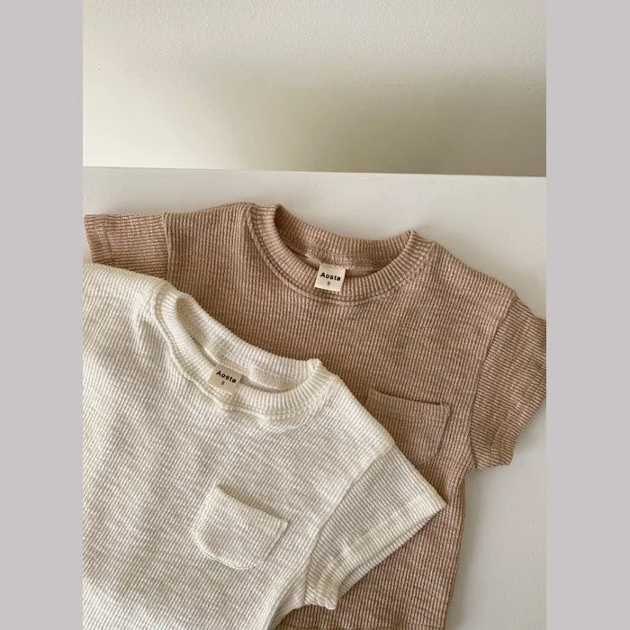 Solid colour cotton baby romper with short sleeves and loose fit for summer, unisex triangle climbing style