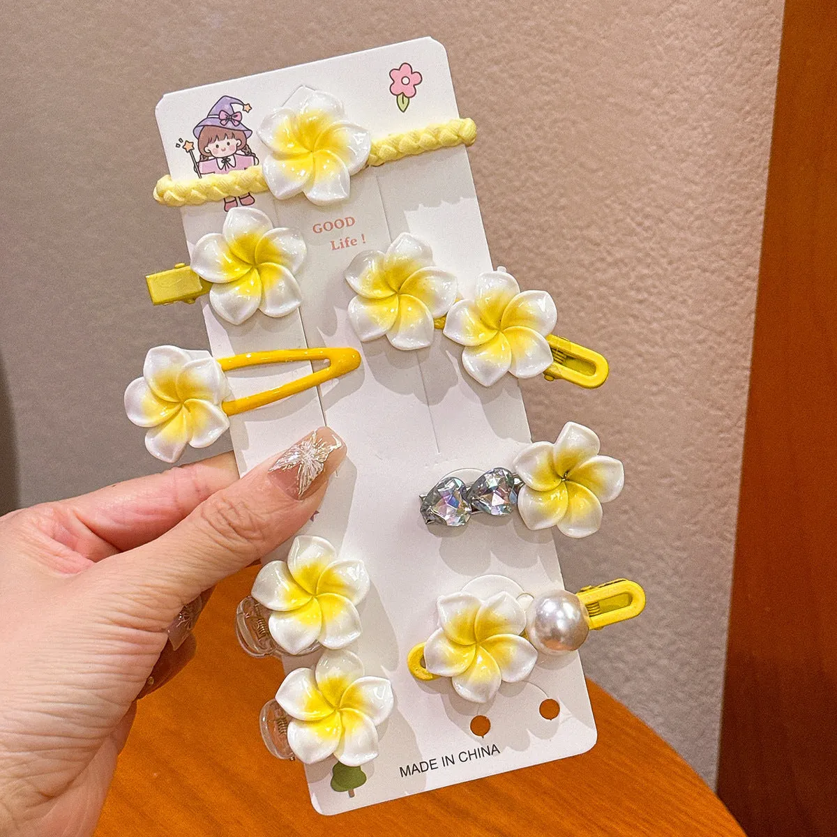 Plastic floral hairpin headdress in sweet style with petal ornament for girls, manual crafted