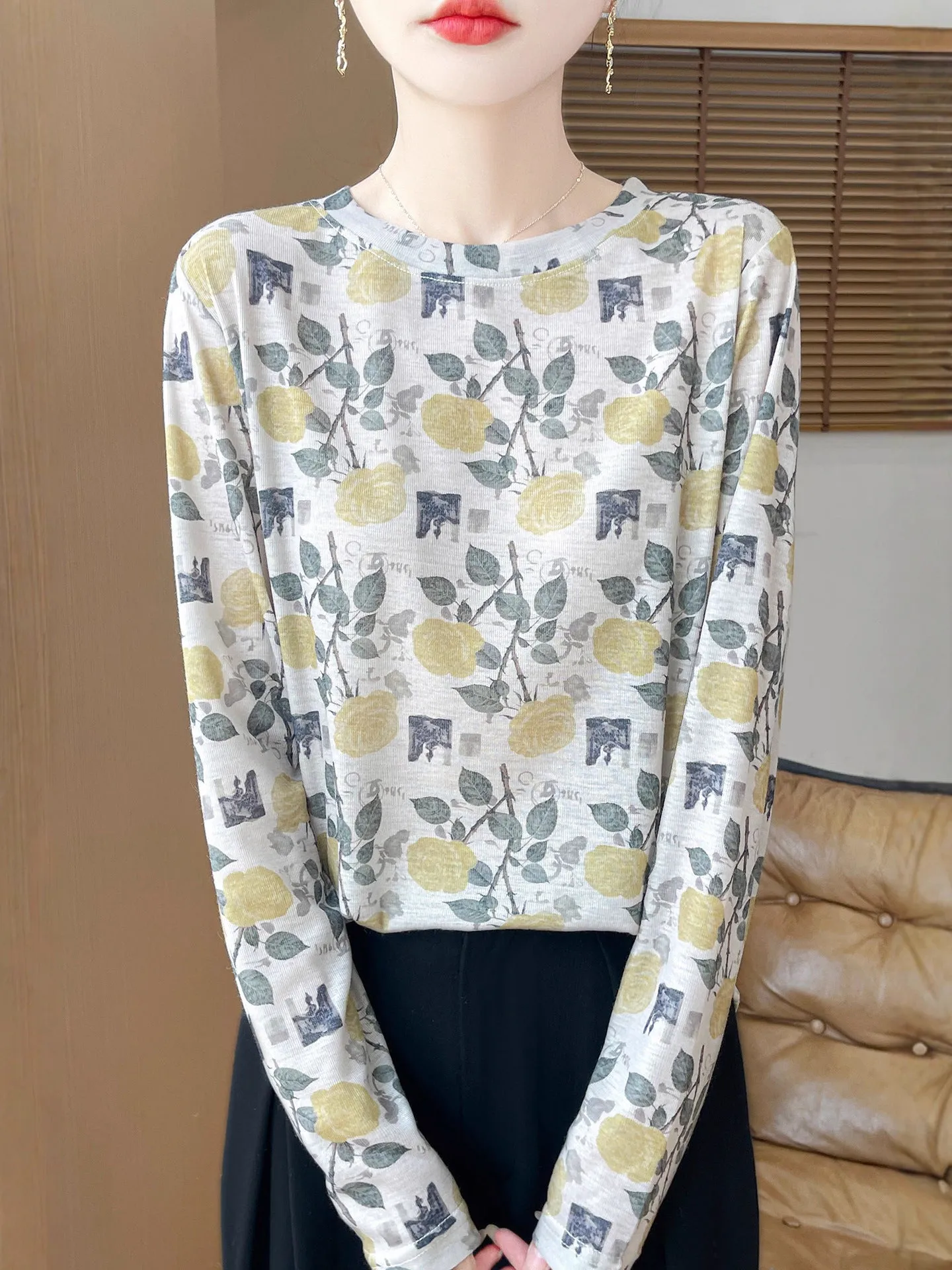 Women's round neck pullover blouse with floral print in Tencel cotton fabric