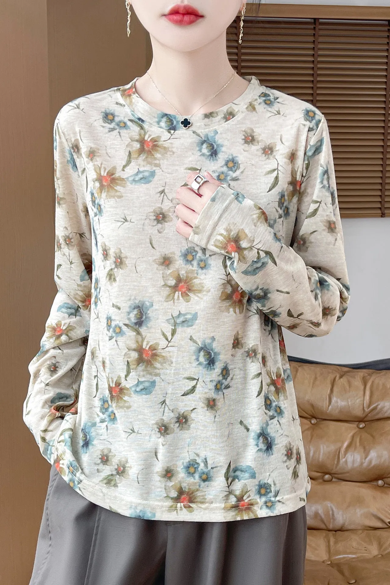 Women's round neck pullover blouse with floral print in Tencel cotton fabric
