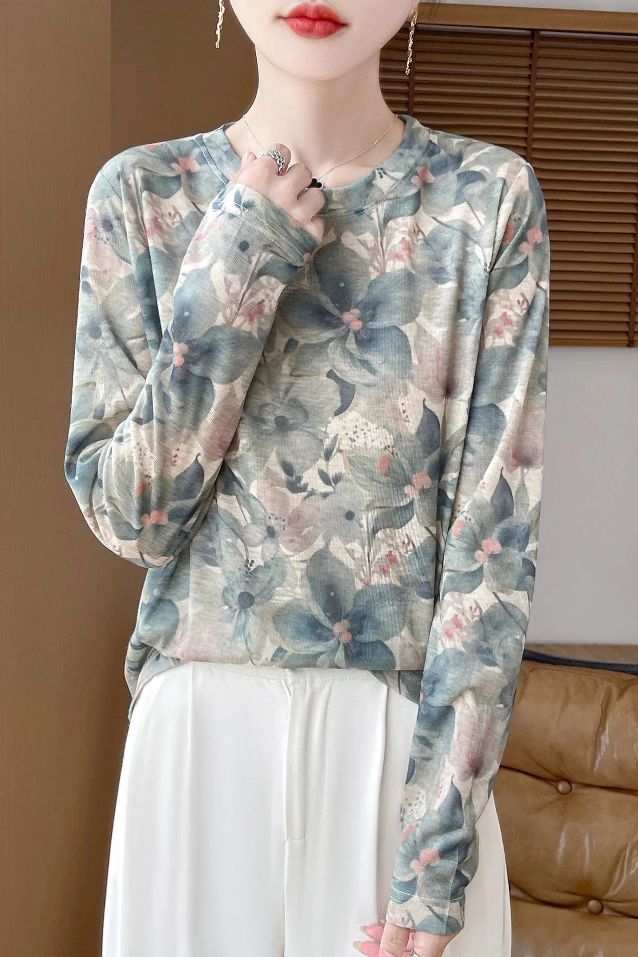 Women's round neck pullover blouse with floral print in Tencel cotton fabric