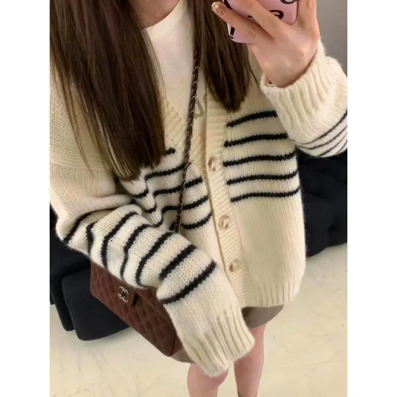 Button-front collar cardigan with 3D pattern in picture colour