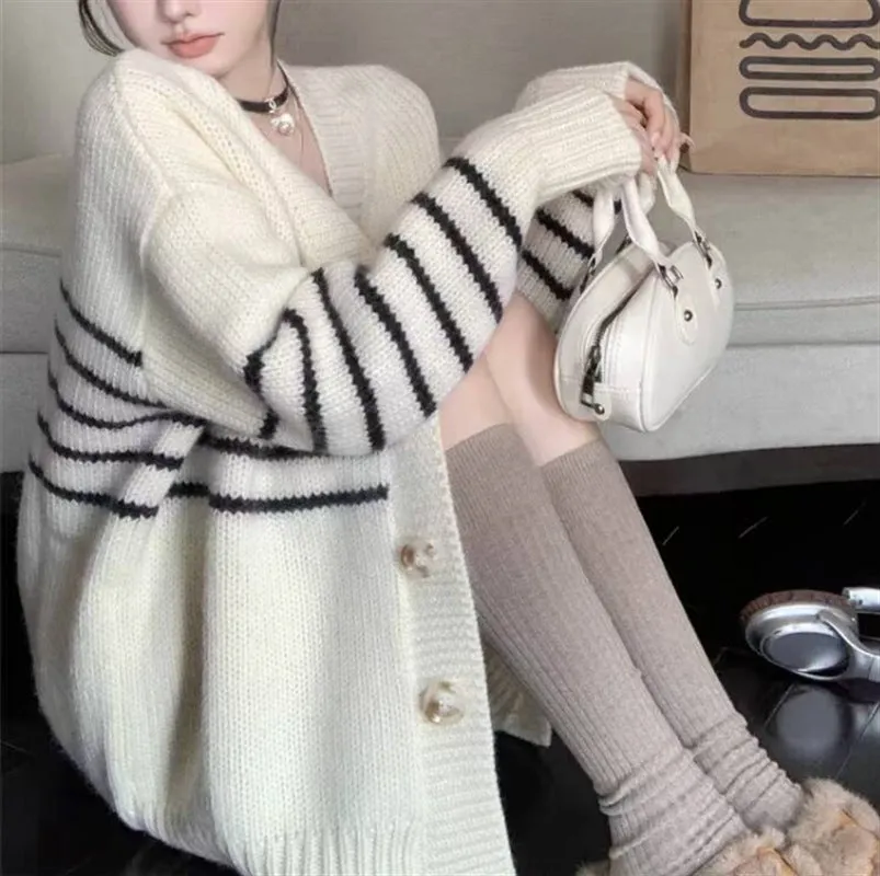 Button-front collar cardigan with 3D pattern in picture colour