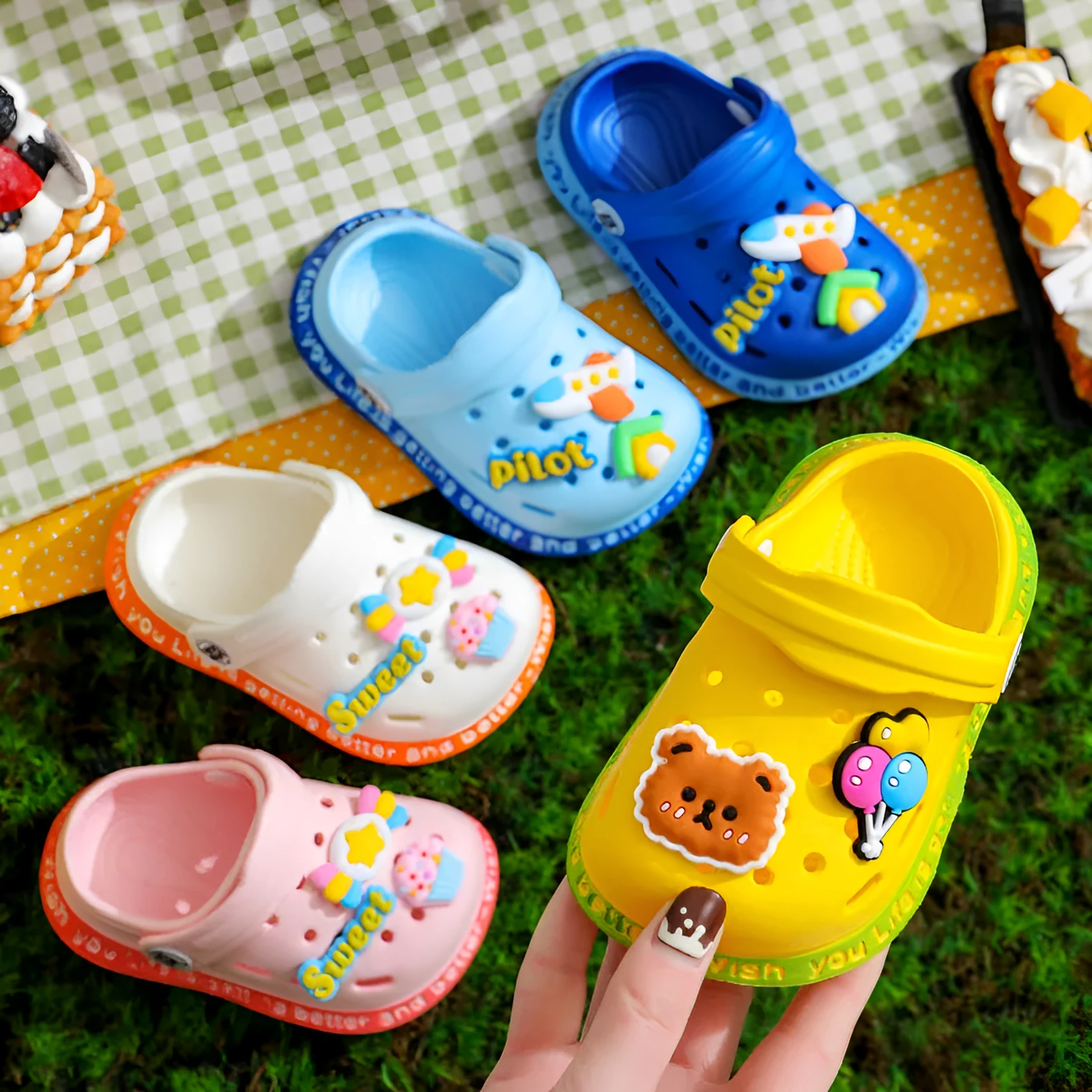 Kids cartoon cave hole sandals in pink, EVA upper, size 18-35 inner length 12cm-20.5cm