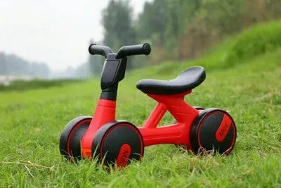 Plastic no-pedal baby balance bike with three wheels, carbon steel frame, EVA foam tyres, and artificial PU leather seat