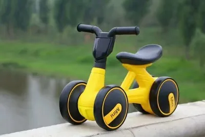 Plastic no-pedal baby balance bike with three wheels, carbon steel frame, EVA foam tyres, and artificial PU leather seat