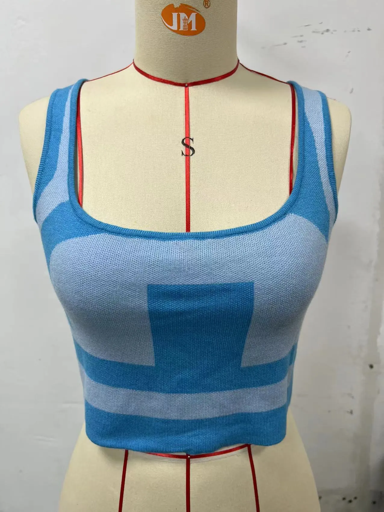 Women's slim fit U-neck camisole in polyester fabric, shown in a contrast colour.