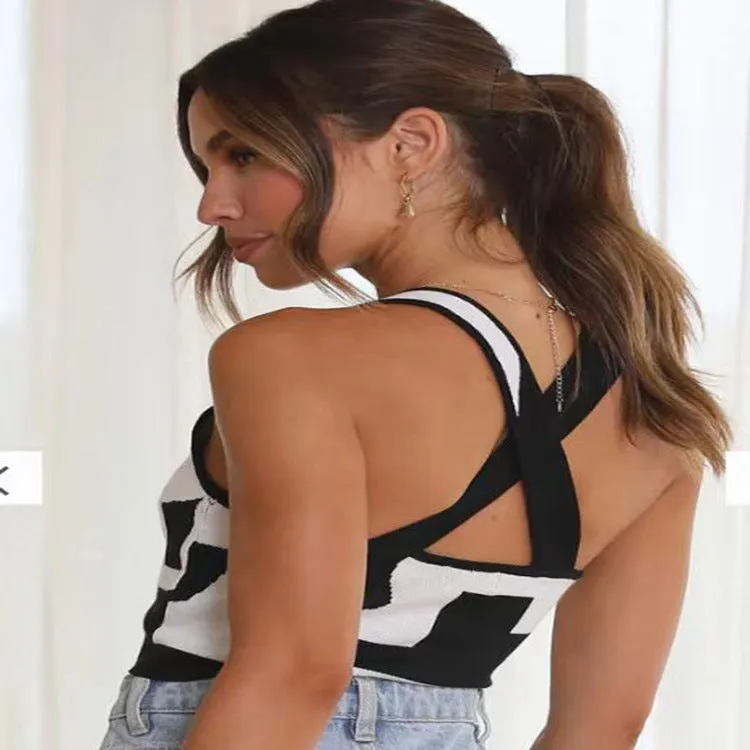 Women's slim fit U-neck camisole in polyester fabric, shown in a contrast colour.