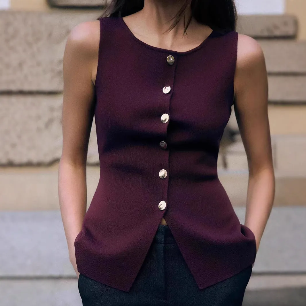 Dark red viscose sweater vest with gold buttons and 3D pattern, slim fit sleeveless design