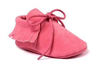 Pair of baby shoes with tassel and polychromatic sanding finish in a colourful pattern on soft sole