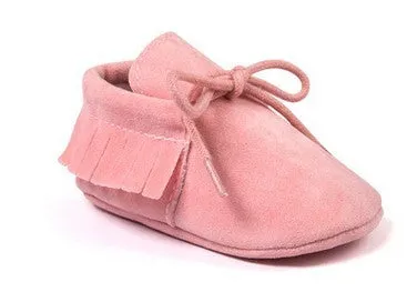 Pair of baby shoes with tassel and polychromatic sanding finish in a colourful pattern on soft sole