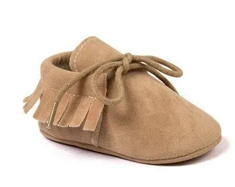 Pair of baby shoes with tassel and polychromatic sanding finish in a colourful pattern on soft sole