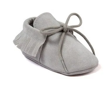 Pair of baby shoes with tassel and polychromatic sanding finish in a colourful pattern on soft sole