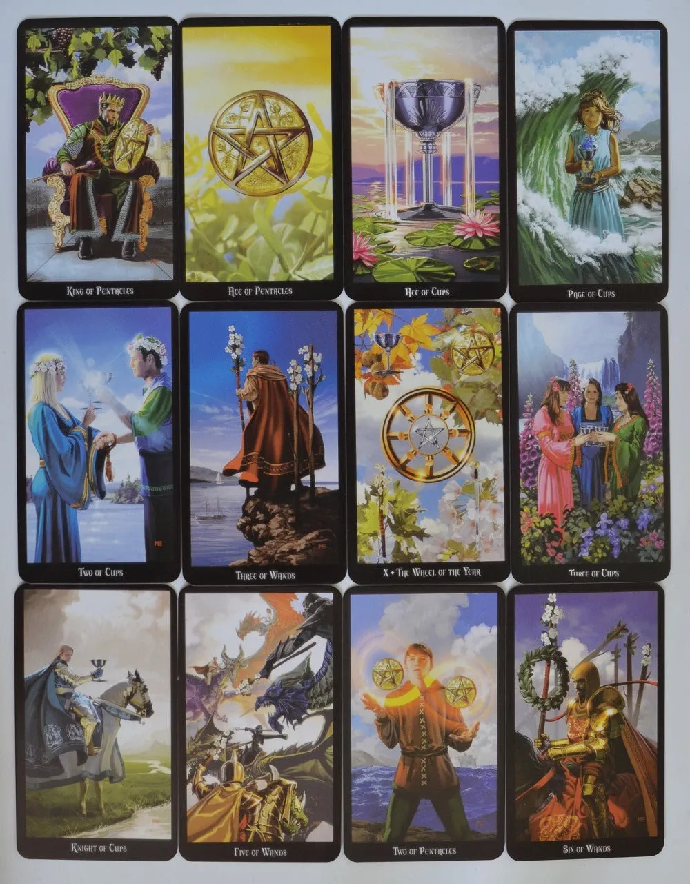 78-card tarot deck in English with black back and 49x49cm flannel tablecloth on wooden table