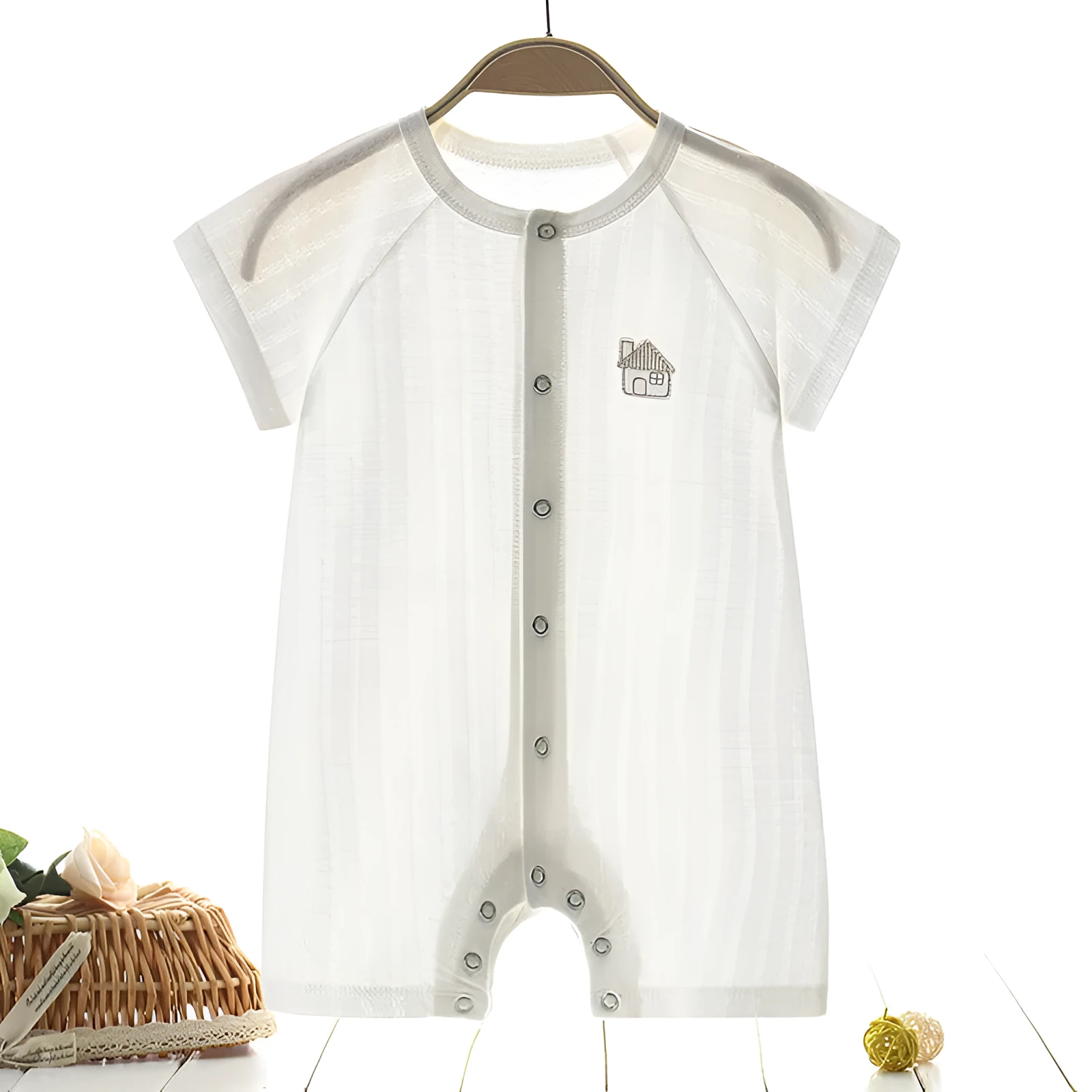 Baby summer pure cotton short sleeve one-piece romper in white with closed-fly crotch
