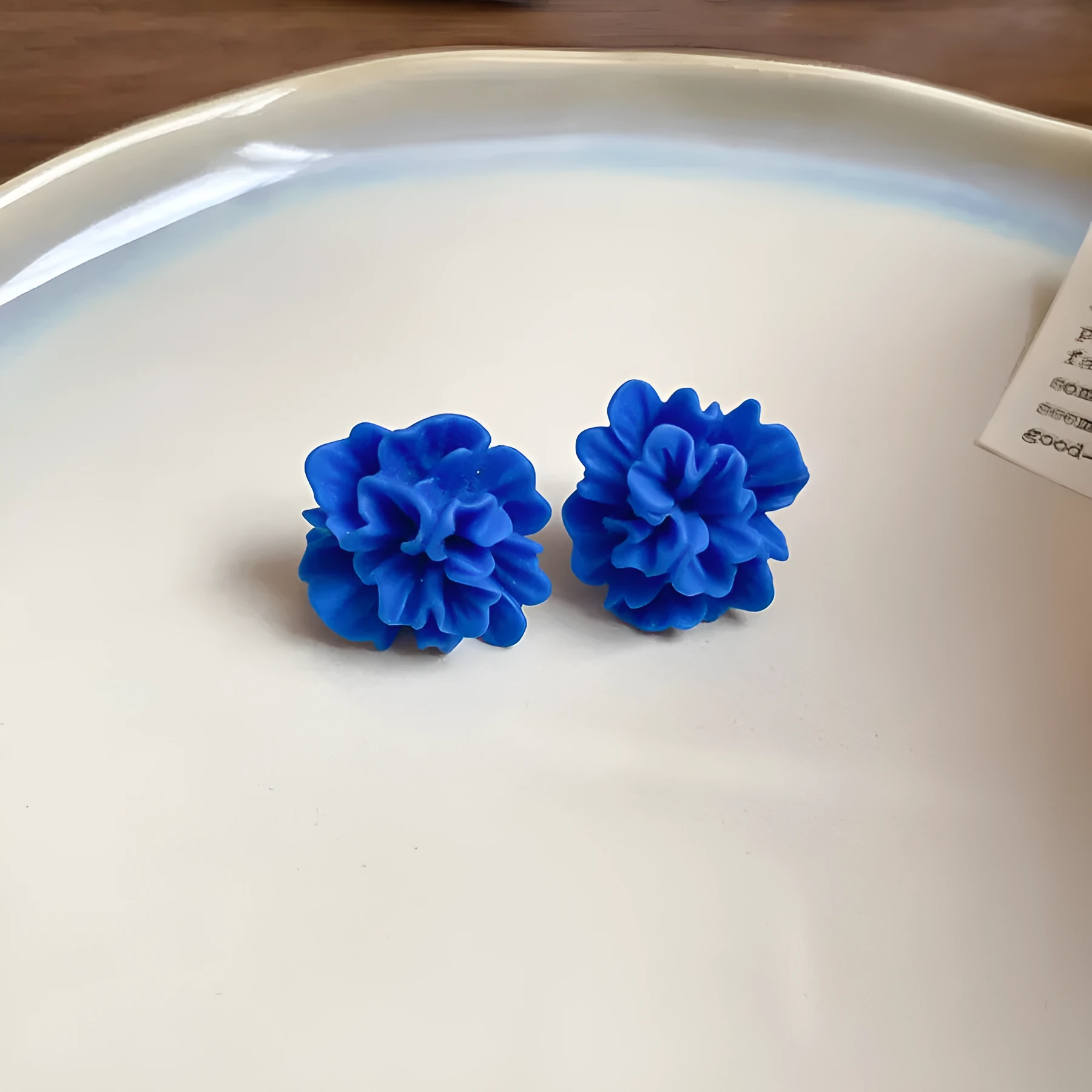 Women's geometric earrings with blue resin flower decoration and silver needle setting