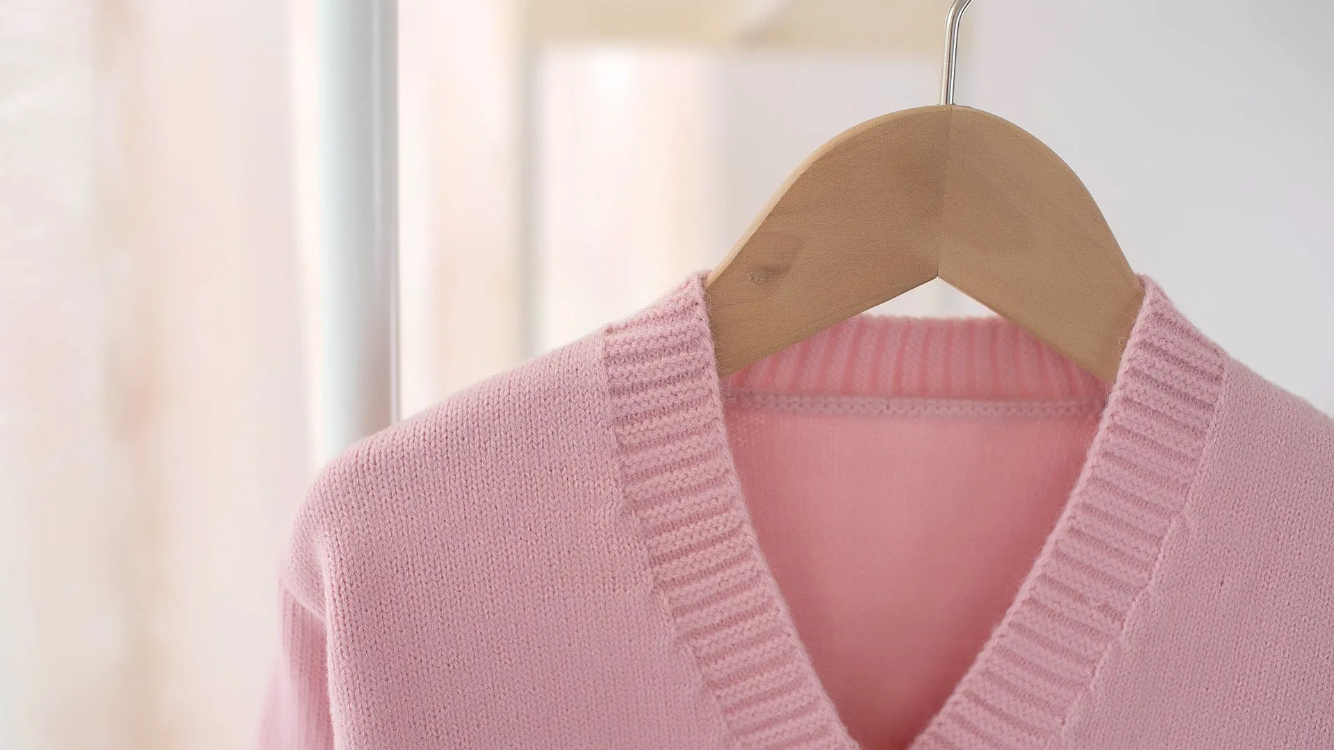 Girls V-neck bow knot cardigan in beige acrylic knit suitable for children 80-120cm tall
