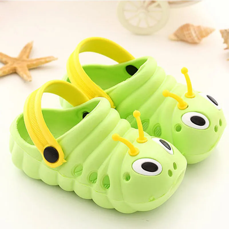 Children's EVA foam sandals in pink, blue, green, and yellow – lightweight beach shoes with slip-on design
