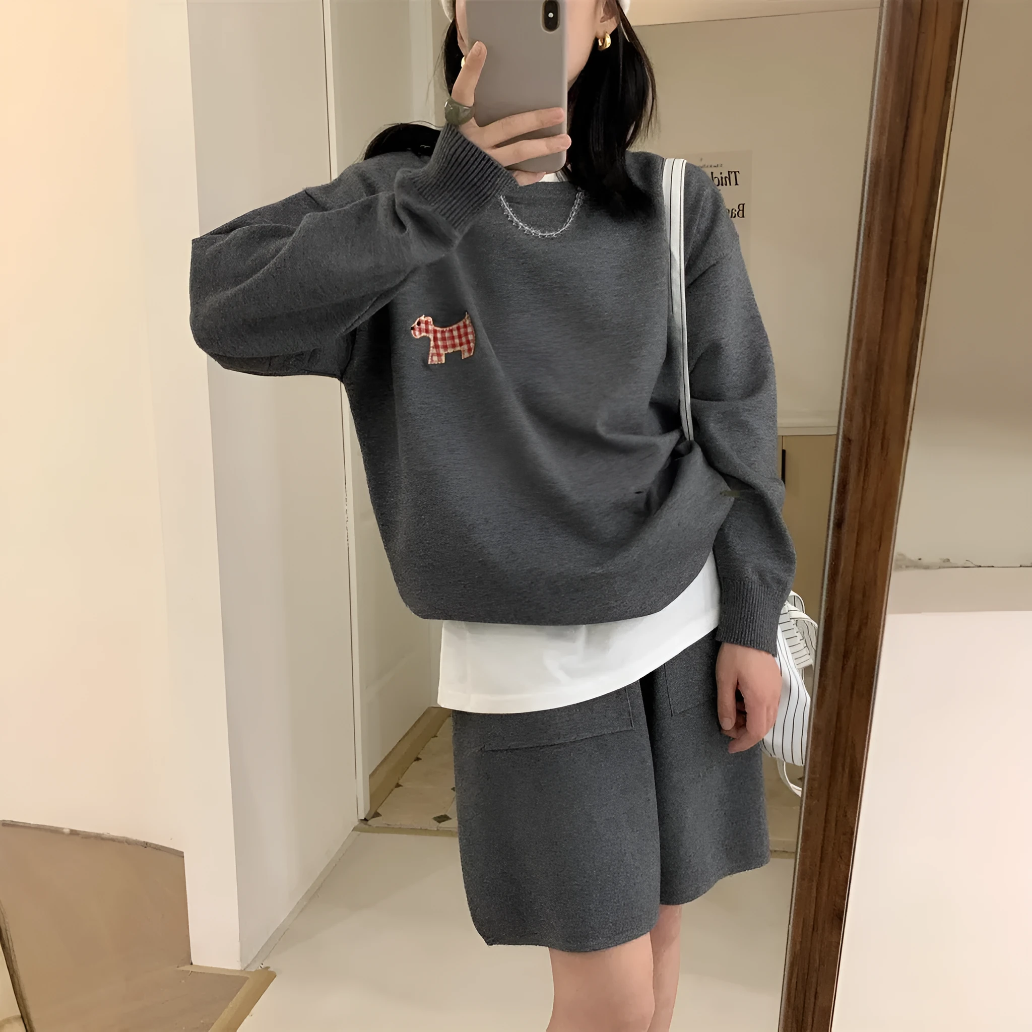 Women's casual knitted sweater and shorts suit with animal embroidery pattern in imitation cashmere fabric