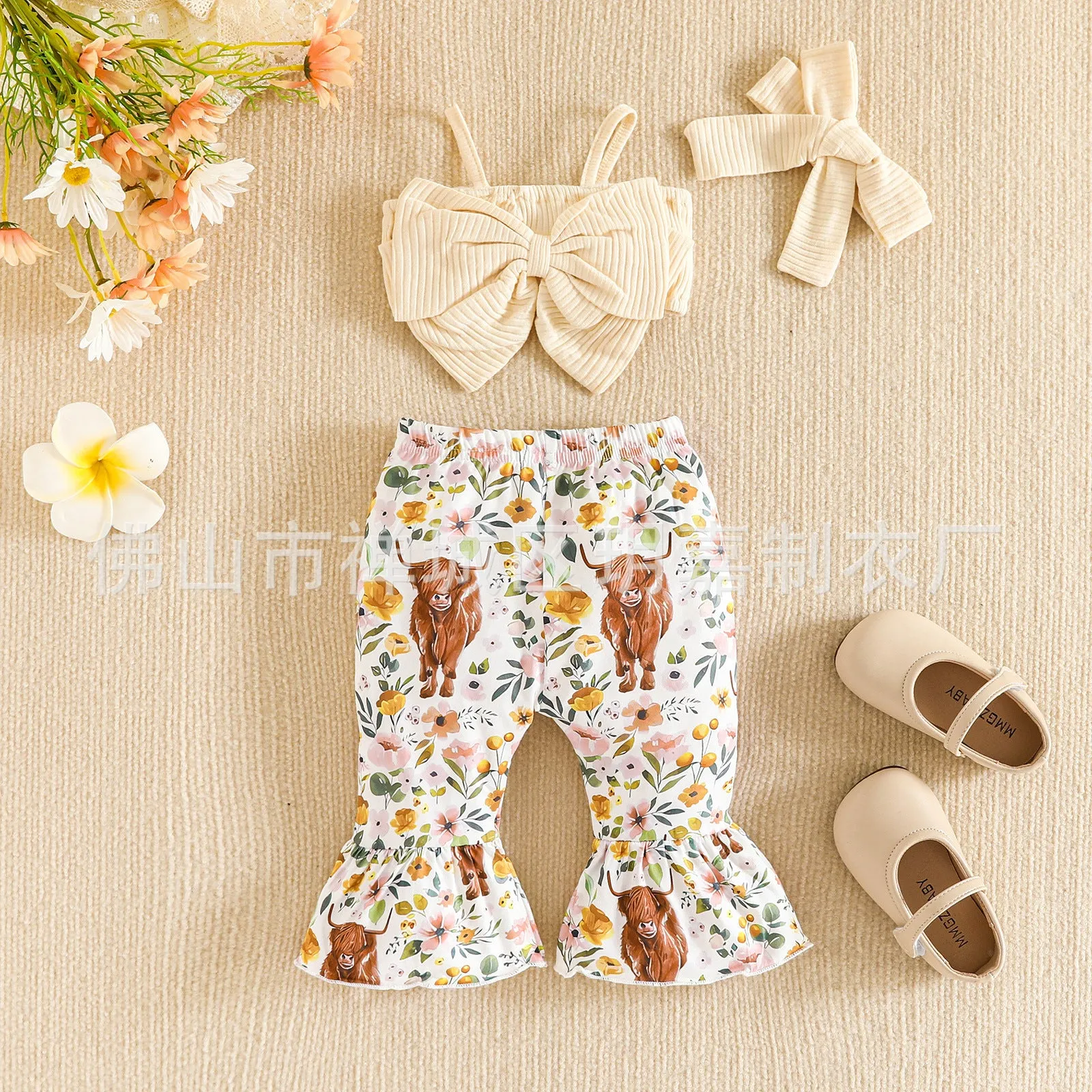 Girls' summer cotton bow suspenders short top and trousers suit set in beige with flower pattern