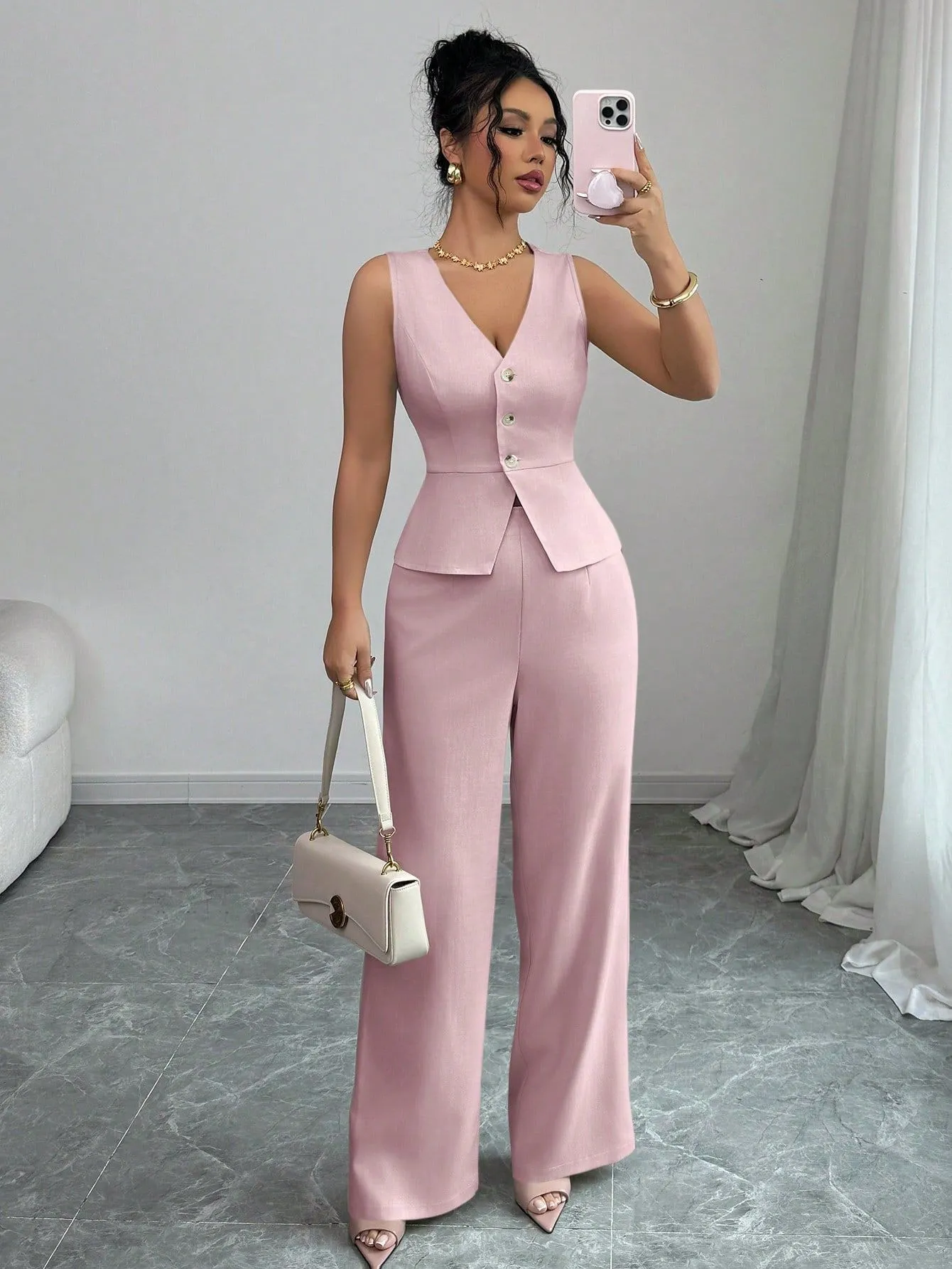 Women's sleeveless vest and high-waist trousers two-piece set in solid colour on mannequin