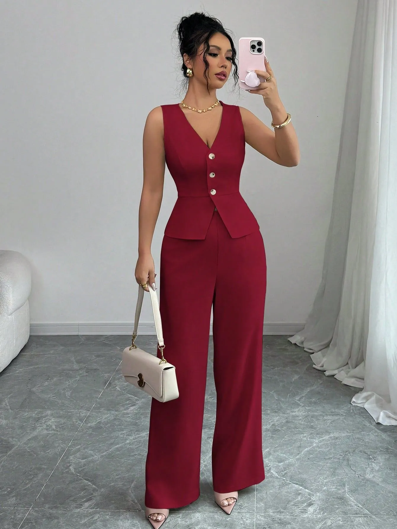 Women's sleeveless vest and high-waist trousers two-piece set in solid colour on mannequin