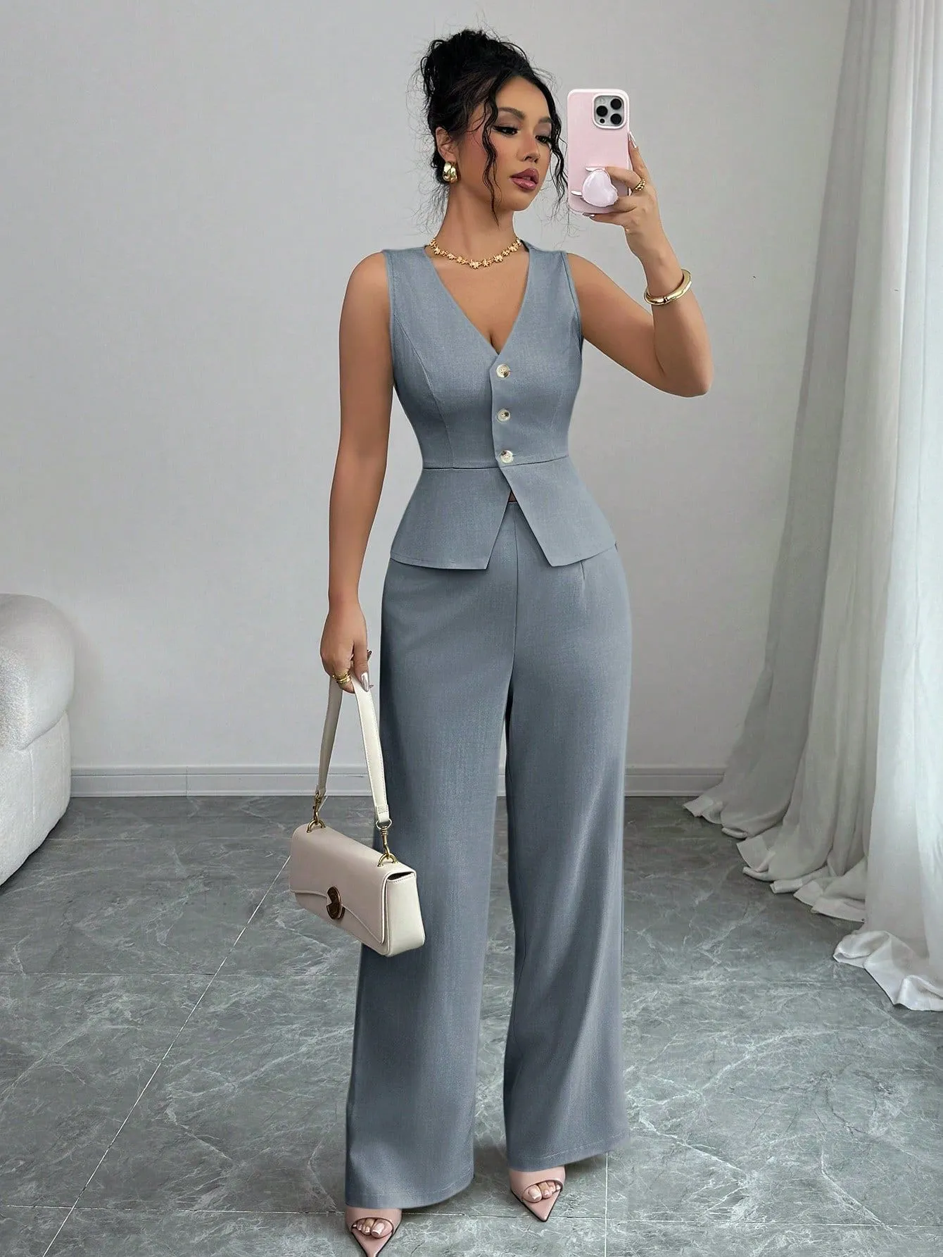 Women's sleeveless vest and high-waist trousers two-piece set in solid colour on mannequin