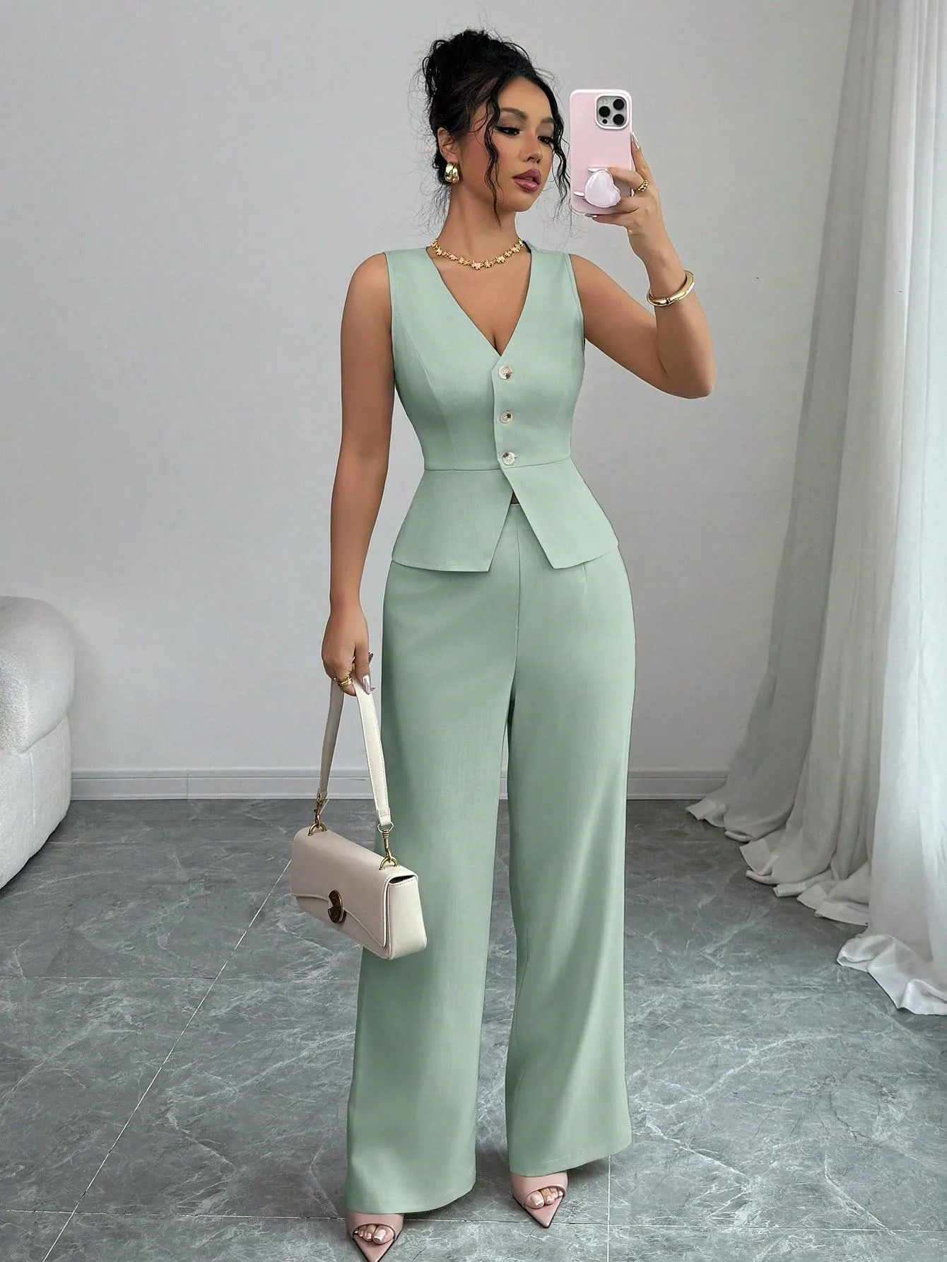 Women's sleeveless vest and high-waist trousers two-piece set in solid colour on mannequin