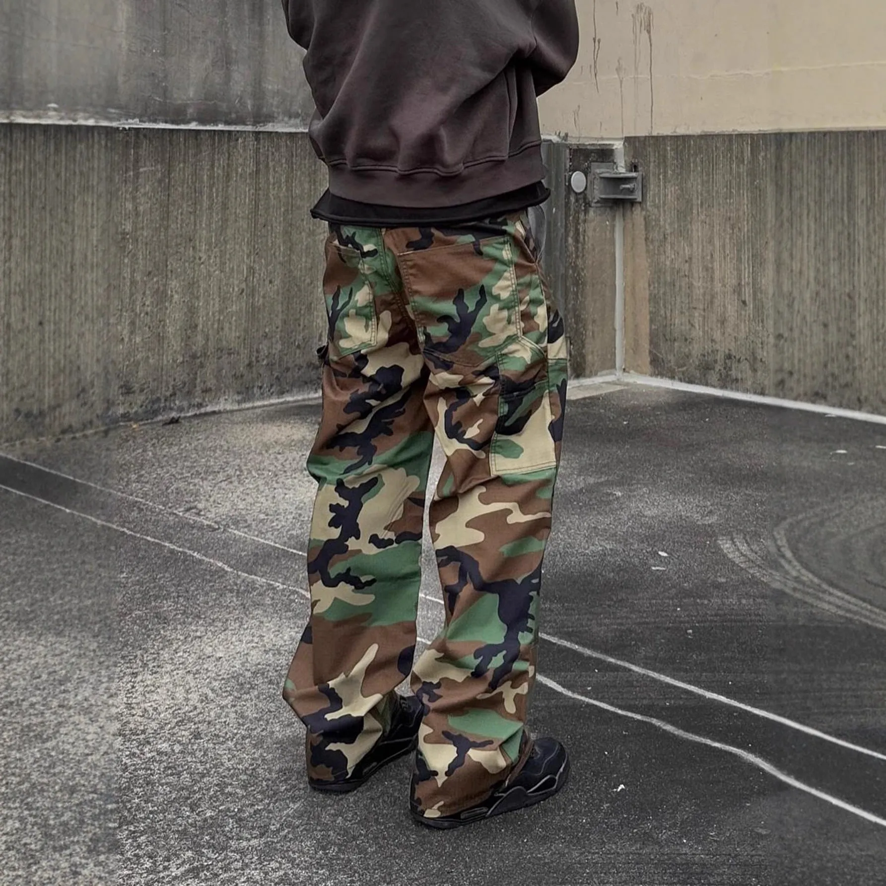 Men's loose camouflage workwear jeans in cotton denim, straight leg mid-waist with zip fly, green colour