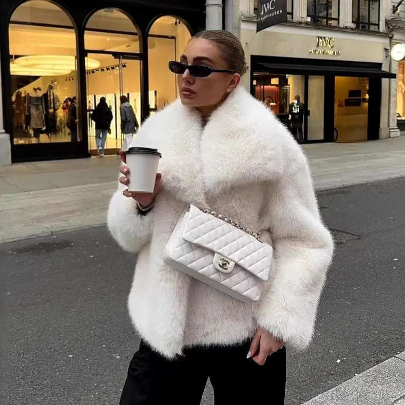 Women's artificial fur coat with large lapel and pockets in high quality white colour, street-fashion style long sleeves