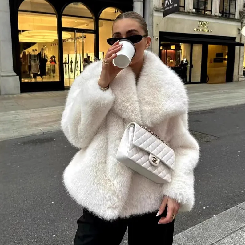 Women's artificial fur coat with large lapel and pockets in high quality white colour, street-fashion style long sleeves