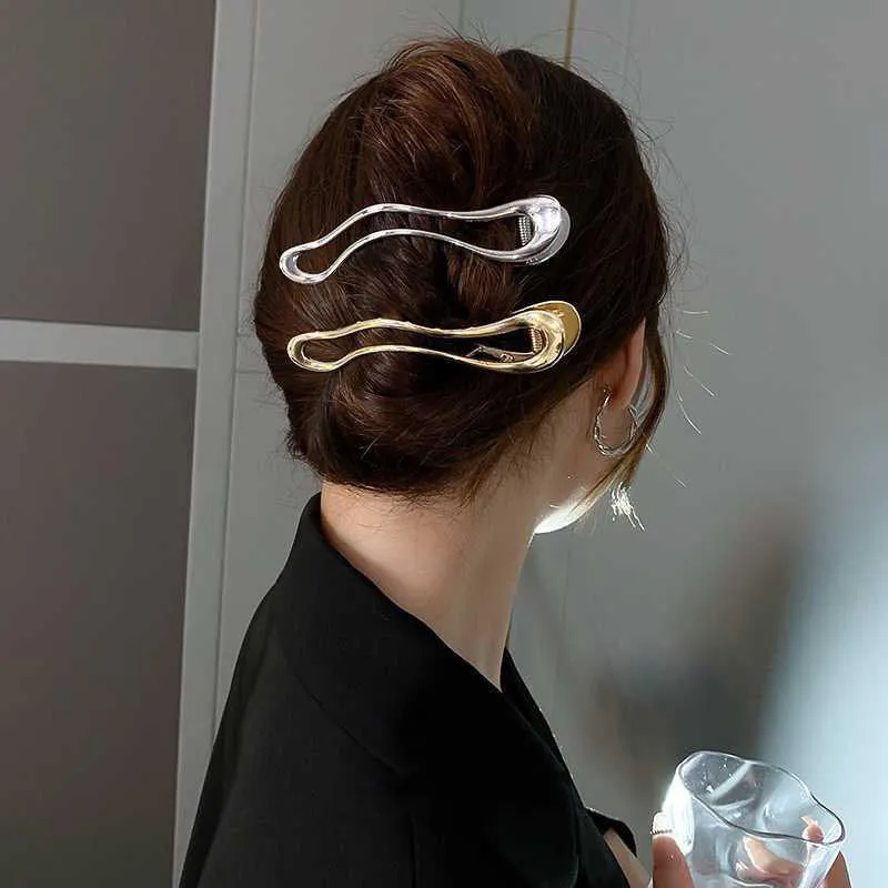 Women's zinc alloy hair barrette in gold colour with triangle shape