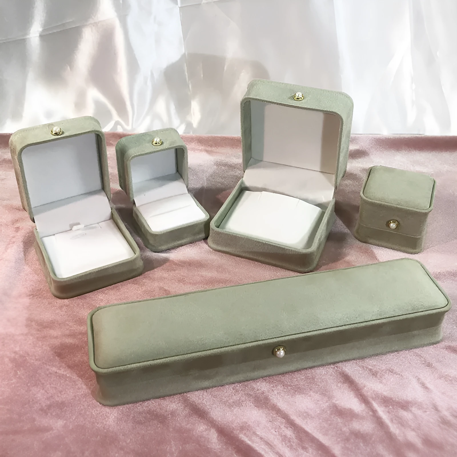 Fashion flannel waist-tight jewellery box with pearl buckle in light green for ring storage