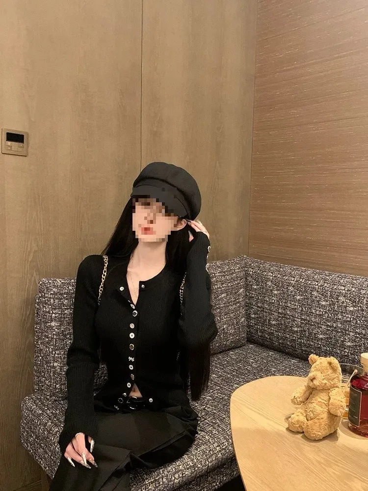 Long sleeve slim-fit knitted cardigan in black with princess sleeves for women