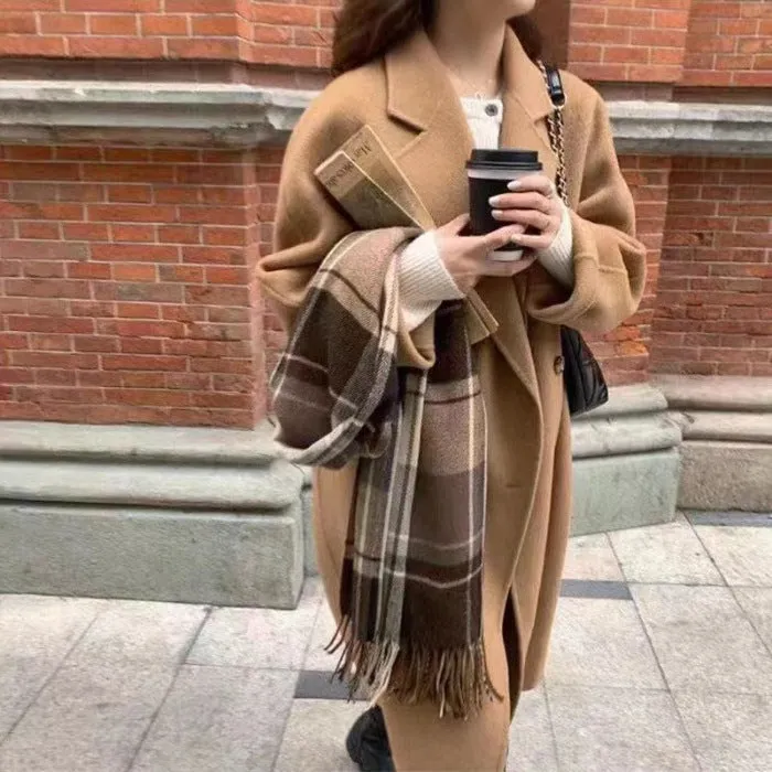 Women's woolen coat with lapel collar and long sleeves in black colour