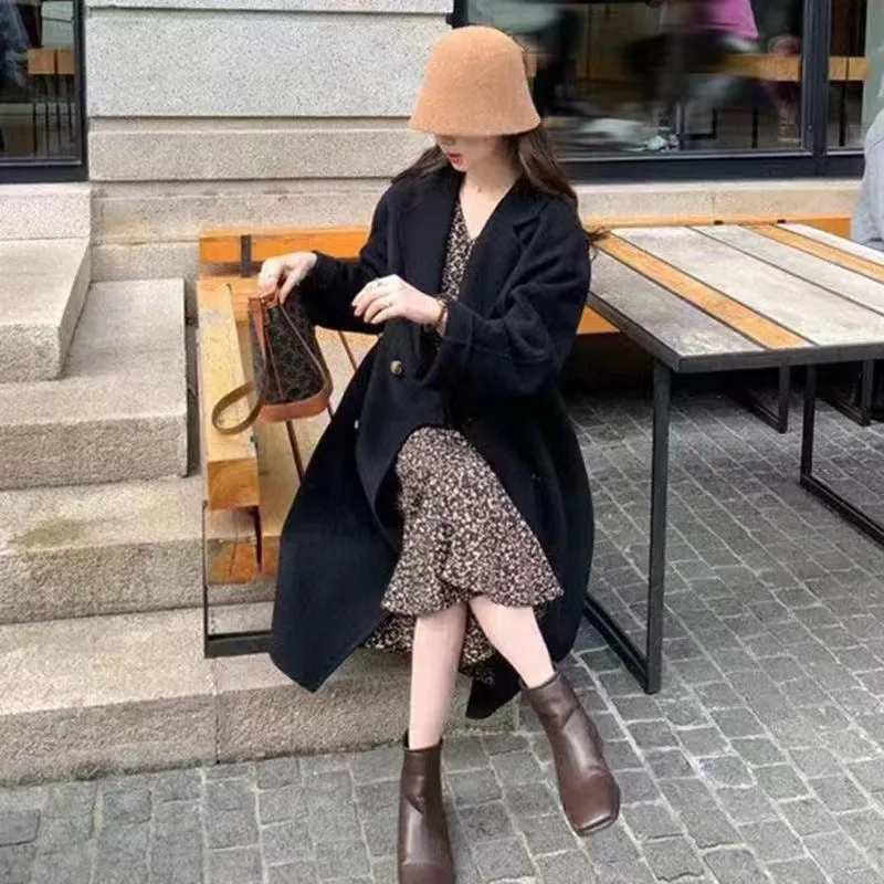 Women's woolen coat with lapel collar and long sleeves in black colour