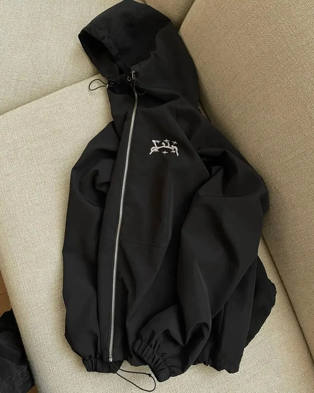 Men's British style hooded jacket in grey polyester fabric with loose fit design